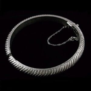 Vintage 1950s Crown Trifari‎ Hinge Bracelet 6-7.5"